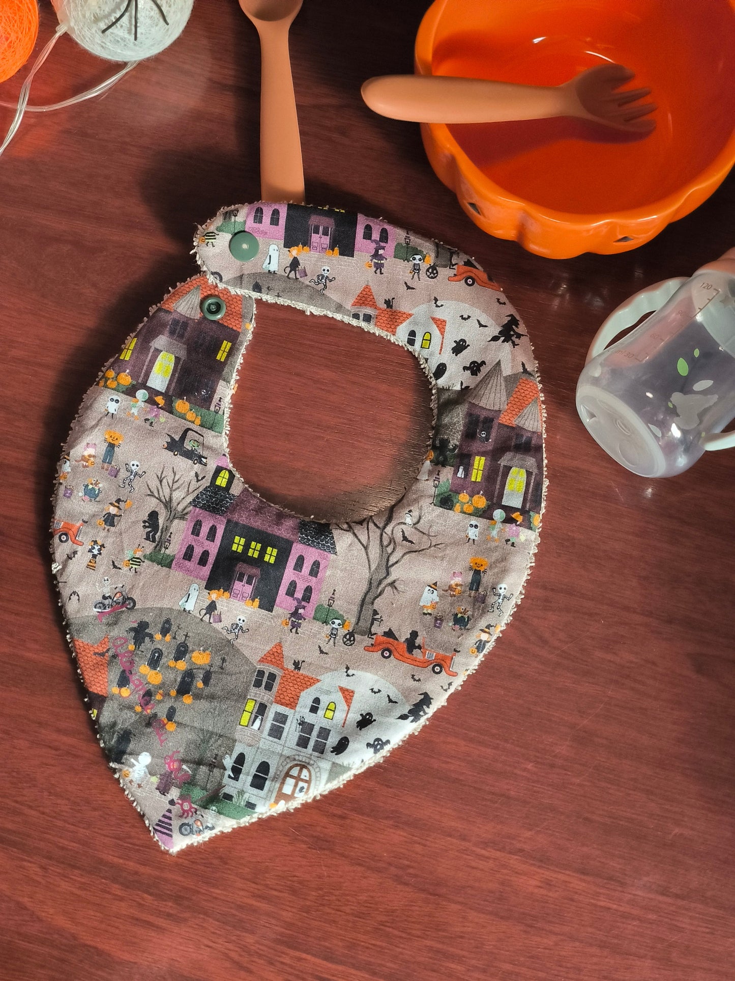 Bavoir bébé "Village d’Halloween"