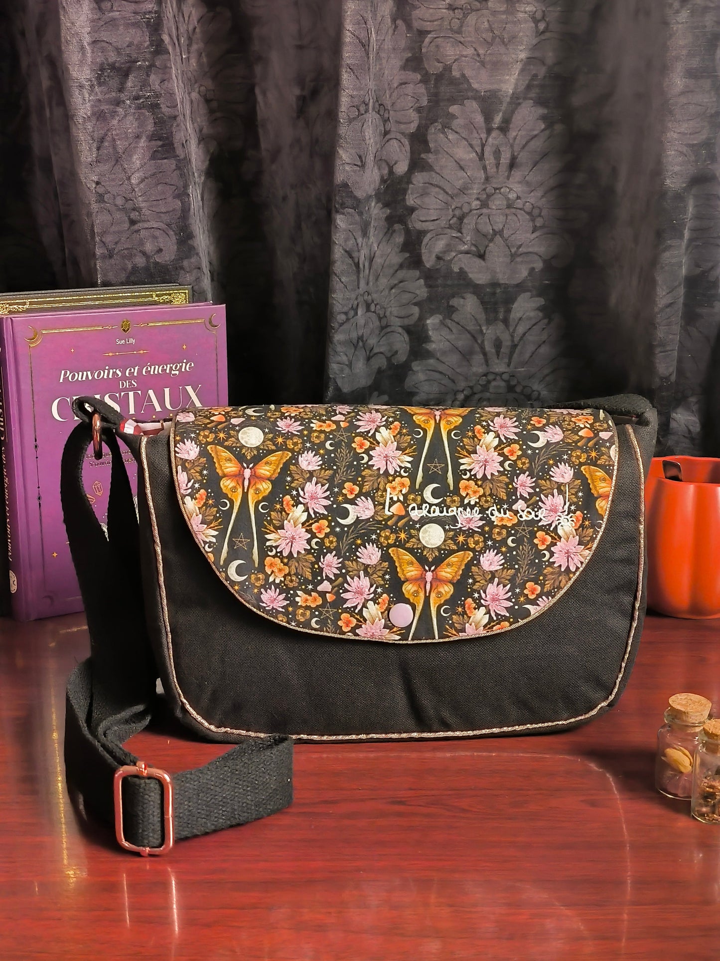 Besace Motifs Papillons & Symboles Mystiques – Détails Or Rose Pailleté