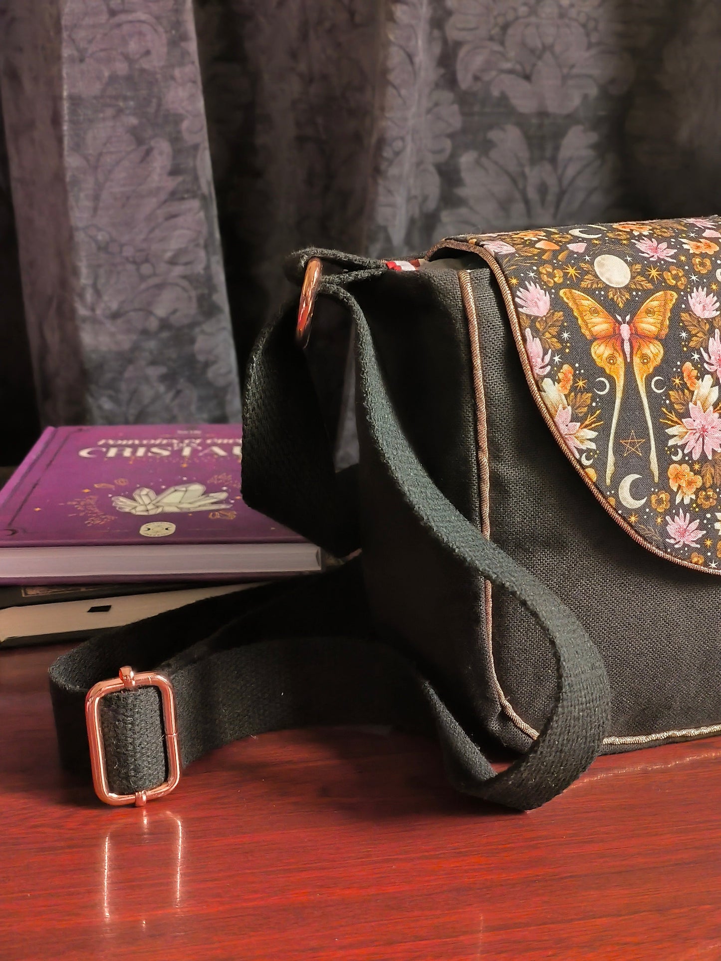 Besace Motifs Papillons & Symboles Mystiques – Détails Or Rose Pailleté