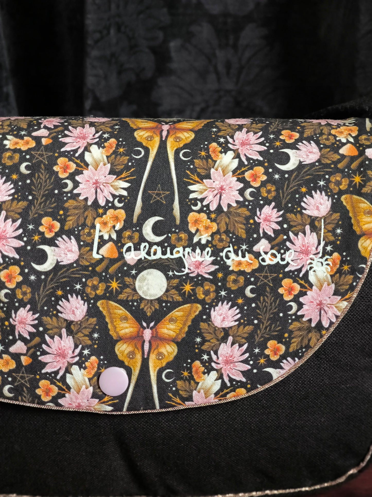 Besace Motifs Papillons & Symboles Mystiques – Détails Or Rose Pailleté