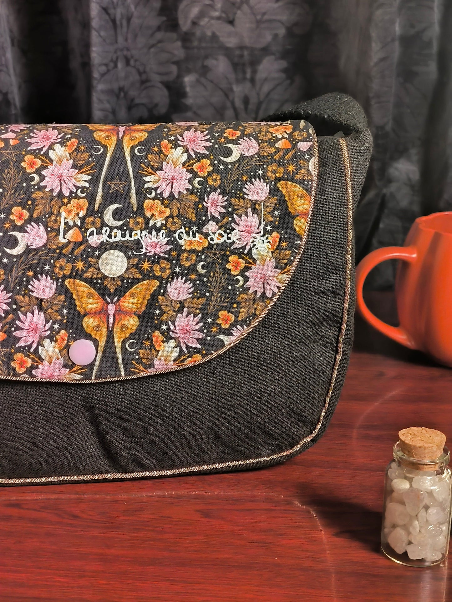Besace Motifs Papillons & Symboles Mystiques – Détails Or Rose Pailleté