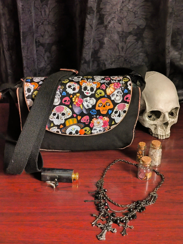 Sac besace têtes de mort fleuries – Noir &amp; coloré