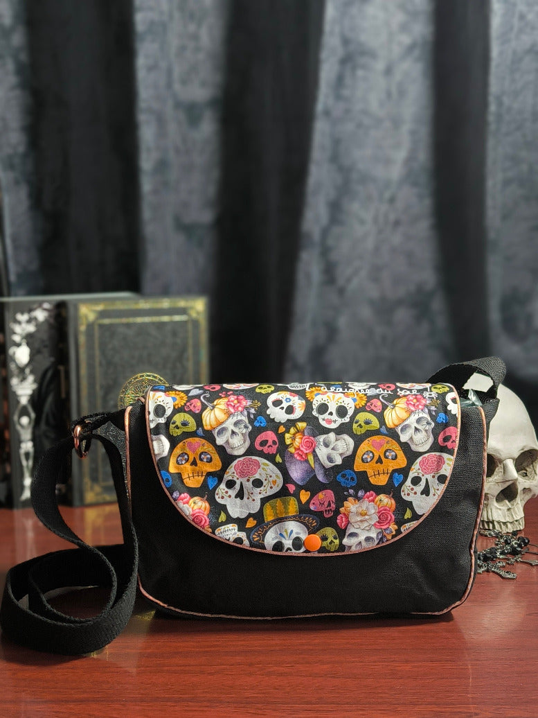 Sac besace têtes de mort fleuries – Noir &amp; coloré