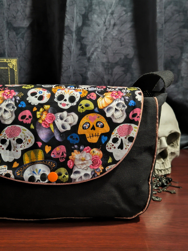 Sac besace têtes de mort fleuries – Noir &amp; coloré