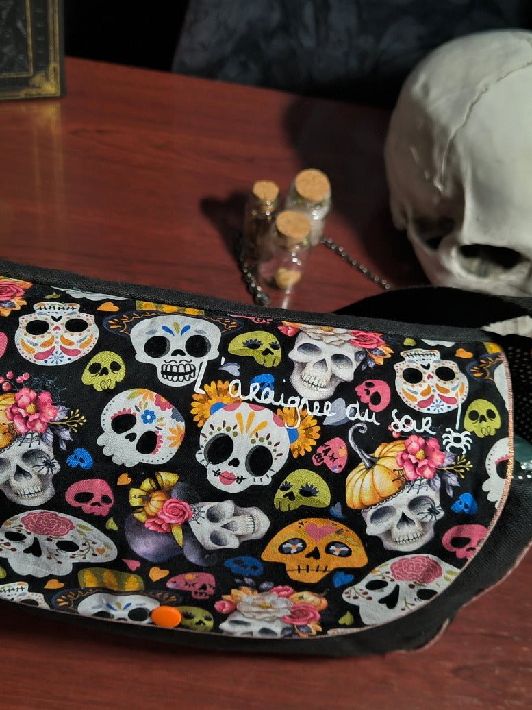 Sac besace têtes de mort fleuries – Noir &amp; coloré