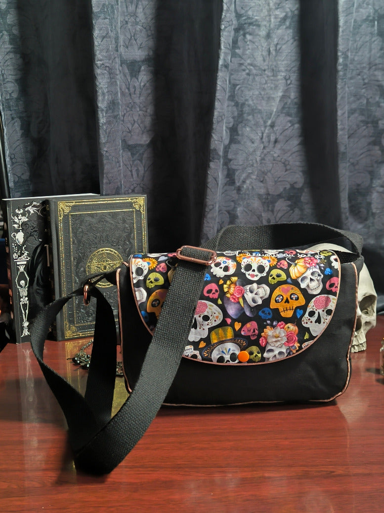 Sac besace têtes de mort fleuries – Noir &amp; coloré