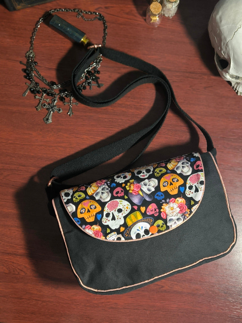Sac besace têtes de mort fleuries – Noir &amp; coloré