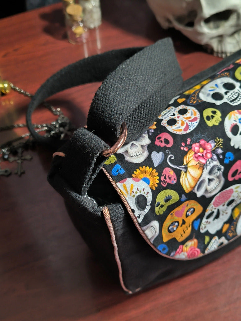 Sac besace têtes de mort fleuries – Noir &amp; coloré