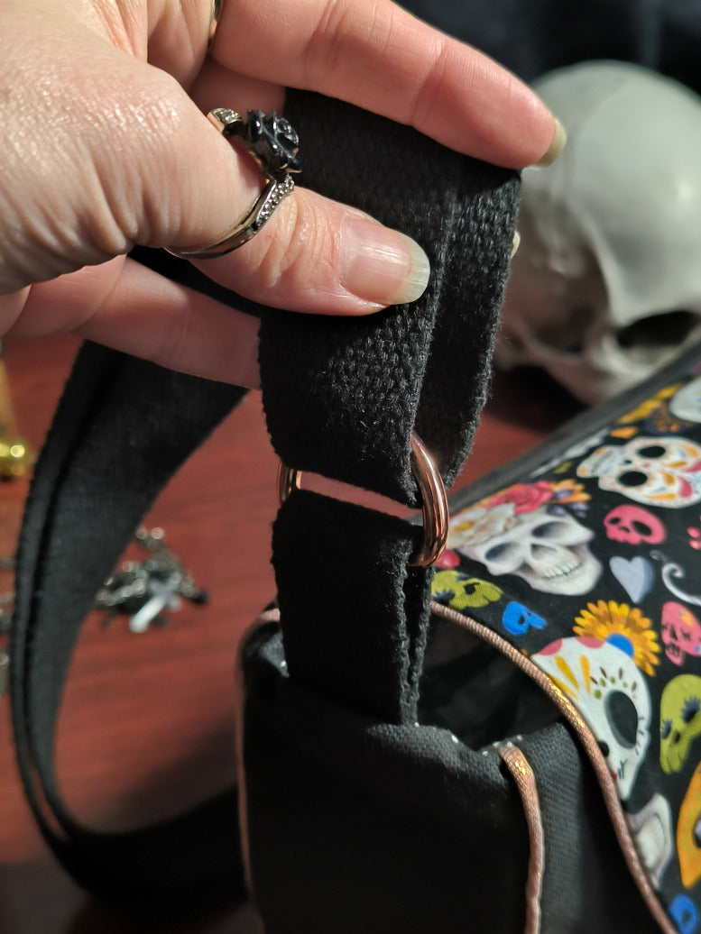 Sac besace têtes de mort fleuries – Noir &amp; coloré
