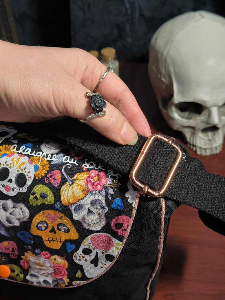 Sac besace têtes de mort fleuries – Noir &amp; coloré