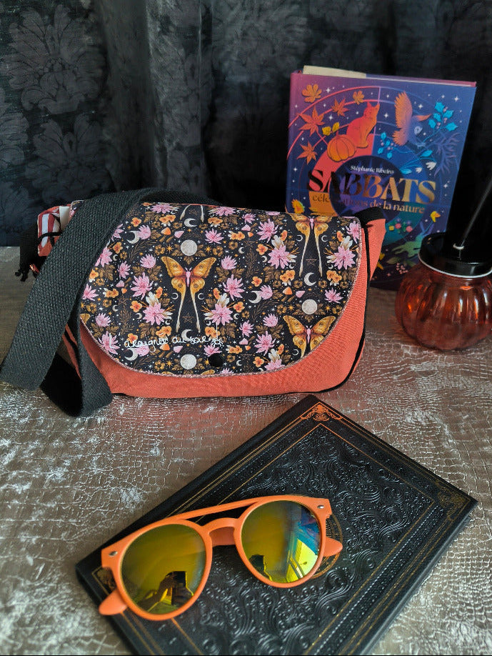 Sac besace Papillons de nuit – Pièce unique