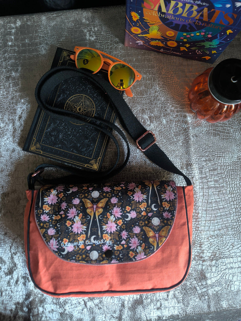 Sac besace Papillons de nuit – Pièce unique