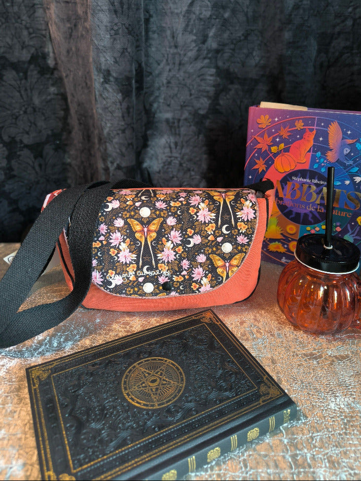 Sac besace Papillons de nuit – Pièce unique
