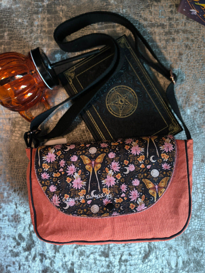 Sac besace Papillons de nuit – Pièce unique