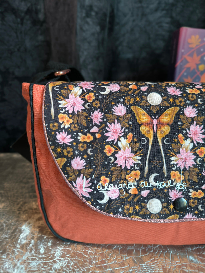 Sac besace Papillons de nuit – Pièce unique