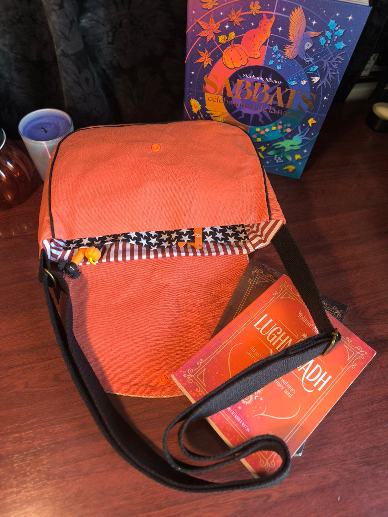 Sac besace sorcière orange rouille & noir – Pièce unique