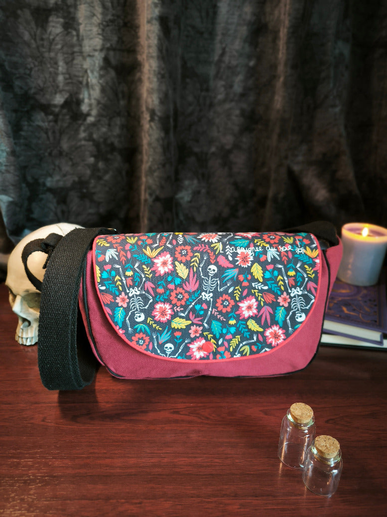 Sac besace bordeaux – Squelettes &amp; fleurs colorées