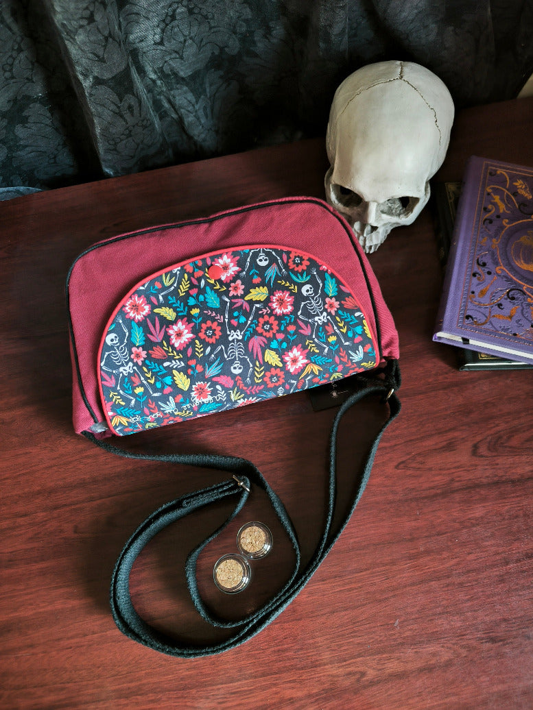 Sac besace bordeaux – Squelettes &amp; fleurs colorées