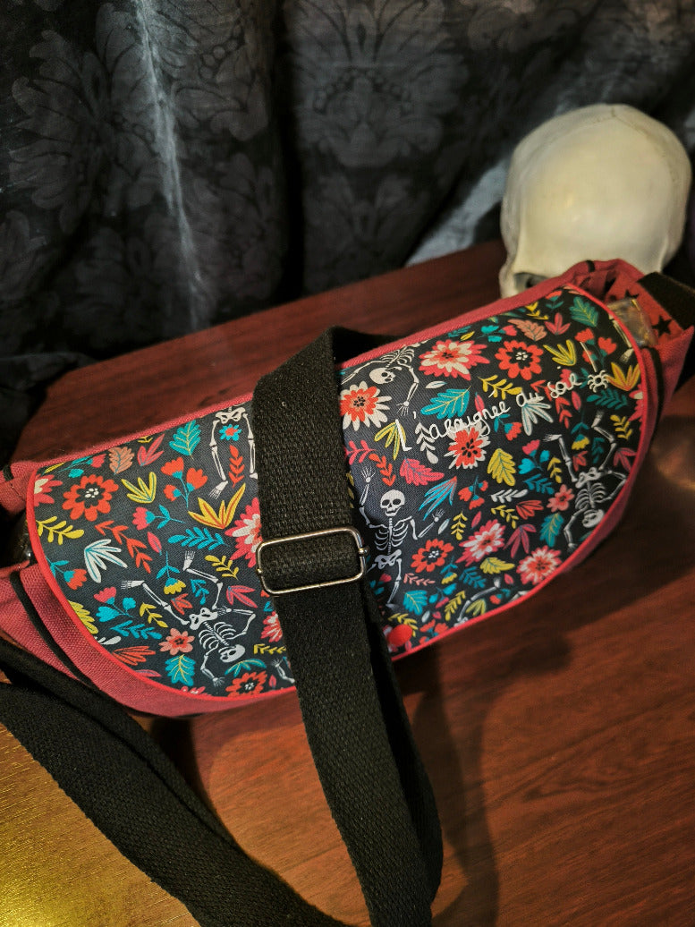 Sac besace bordeaux – Squelettes &amp; fleurs colorées