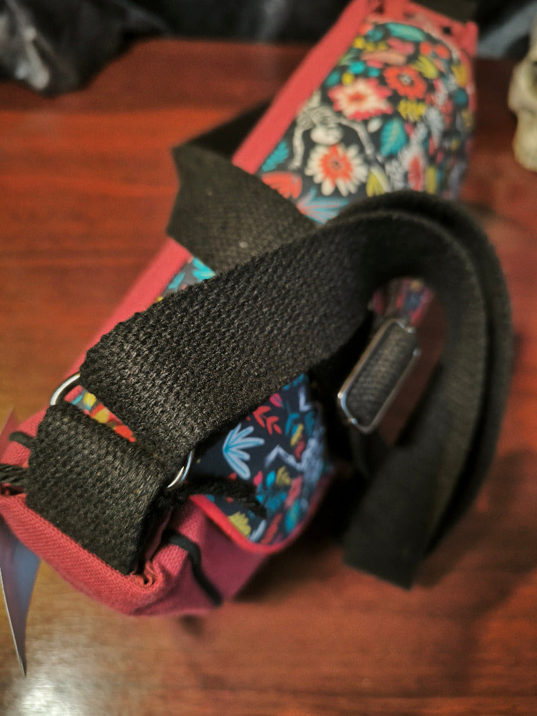 Sac besace bordeaux – Squelettes &amp; fleurs colorées