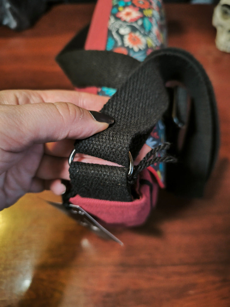 Sac besace bordeaux – Squelettes &amp; fleurs colorées