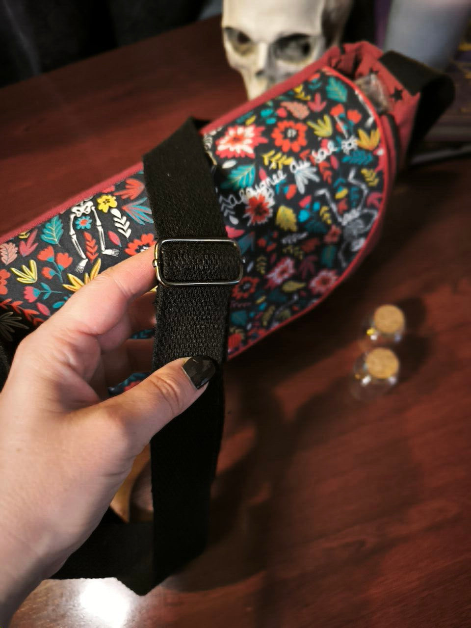 Sac besace bordeaux – Squelettes &amp; fleurs colorées