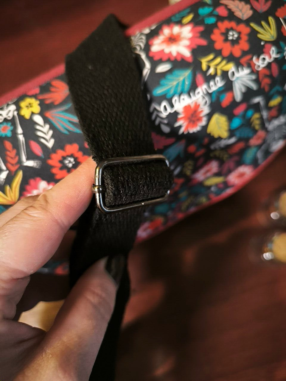 Sac besace bordeaux – Squelettes &amp; fleurs colorées