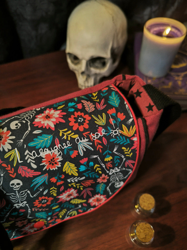 Sac besace bordeaux – Squelettes &amp; fleurs colorées