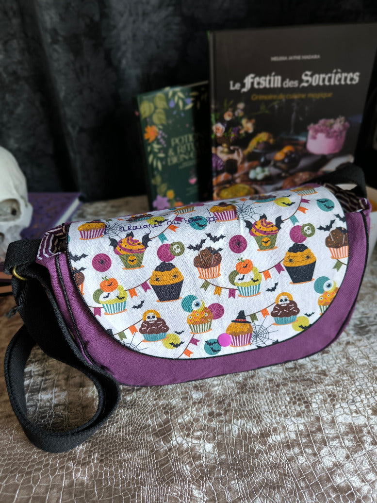 Sac besace Halloween violet & cupcakes – Pièce unique (Copie)