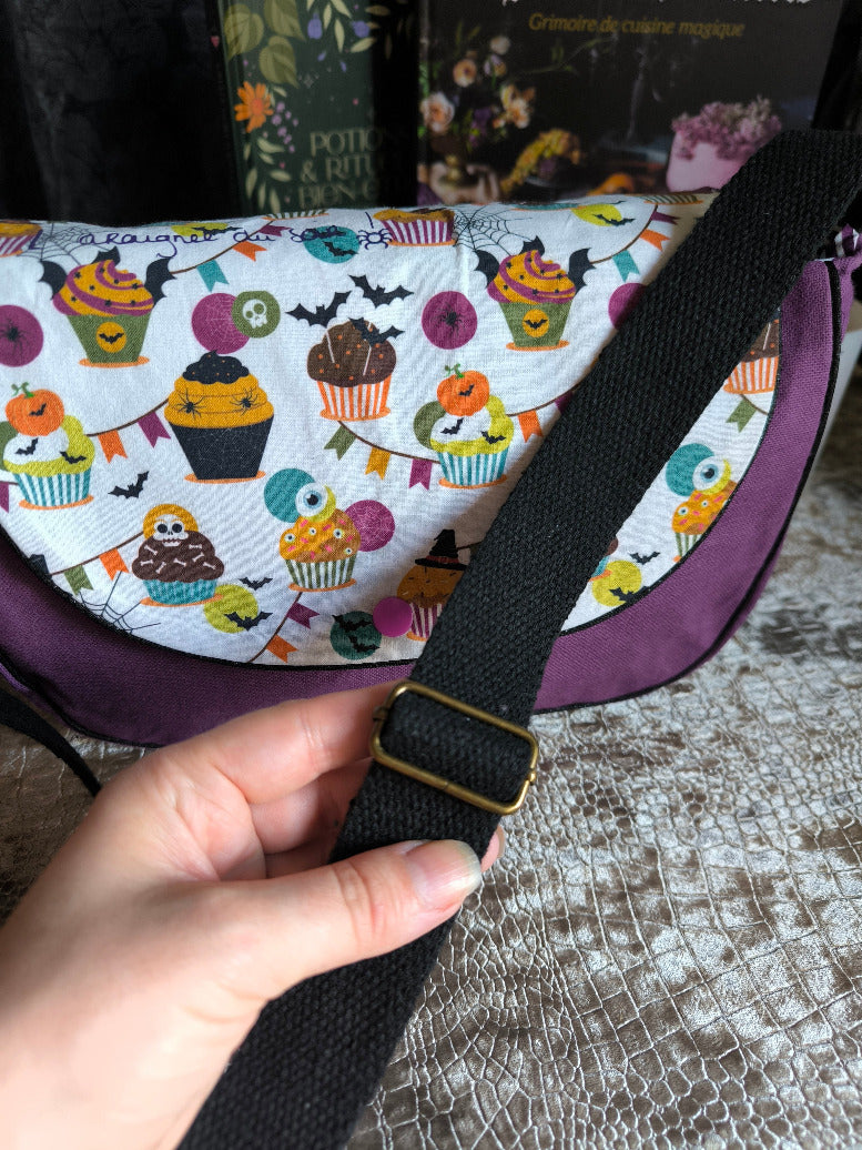 Sac besace Halloween violet & cupcakes – Pièce unique (Copie)