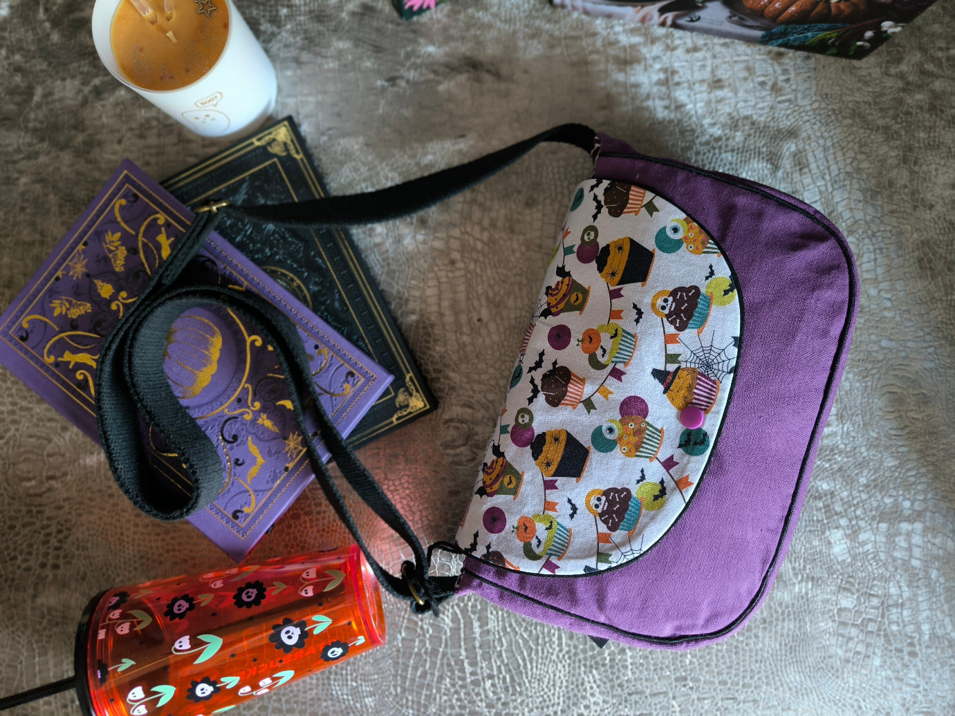 Sac besace Halloween violet & cupcakes – Pièce unique (Copie)