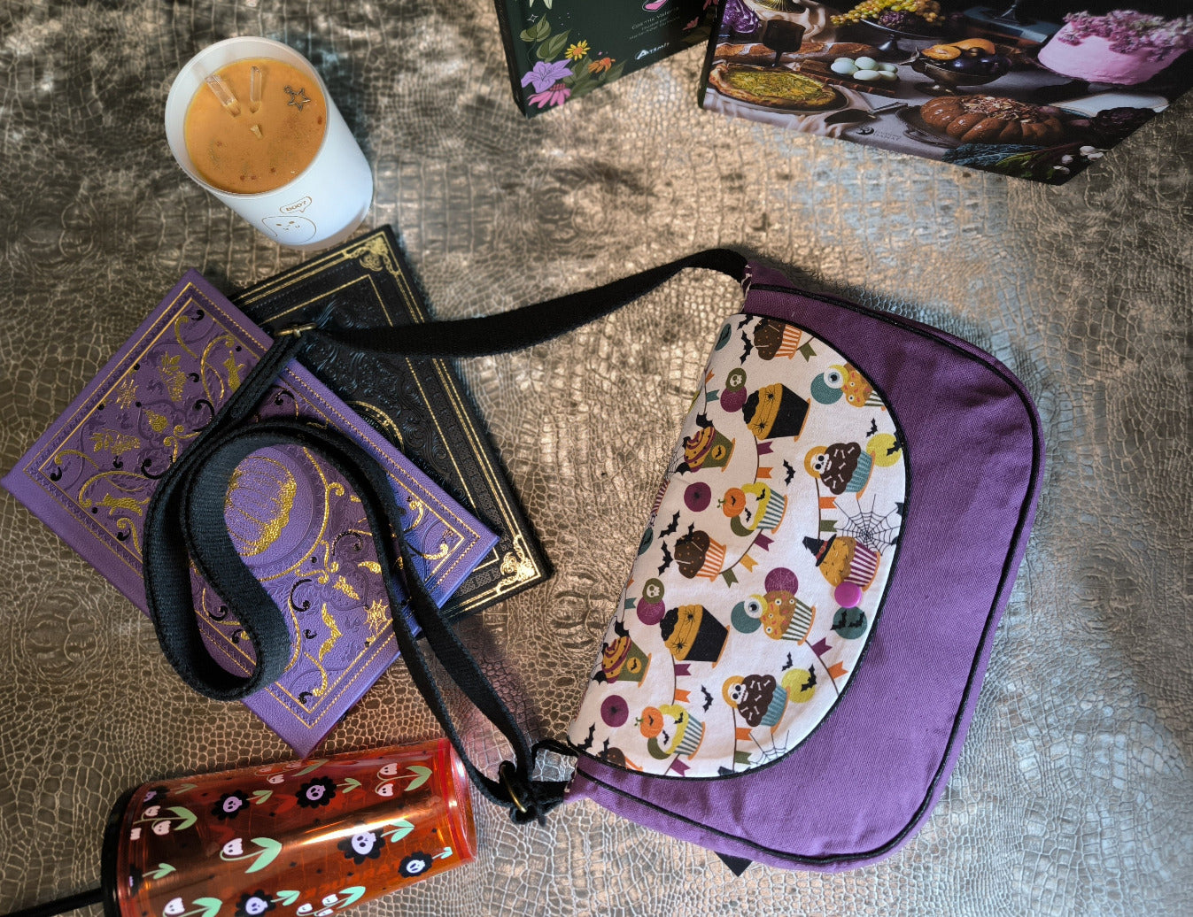 Sac besace Halloween violet & cupcakes – Pièce unique (Copie)
