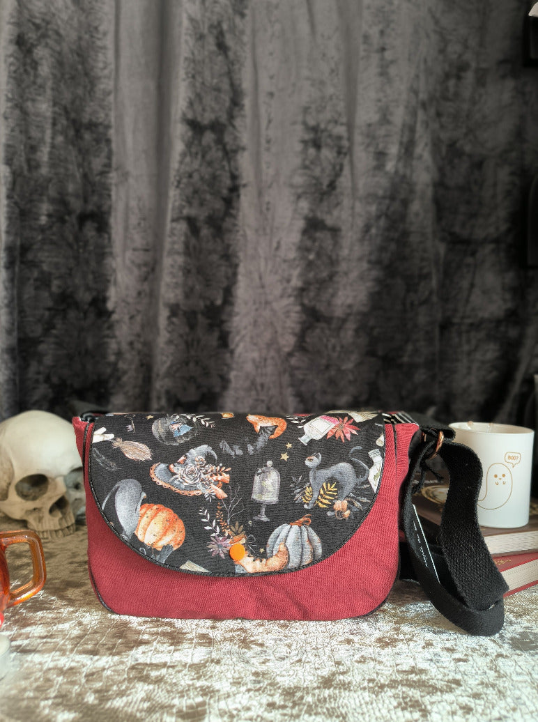 Sac besace sorcière bordeaux & noir – Pièce unique