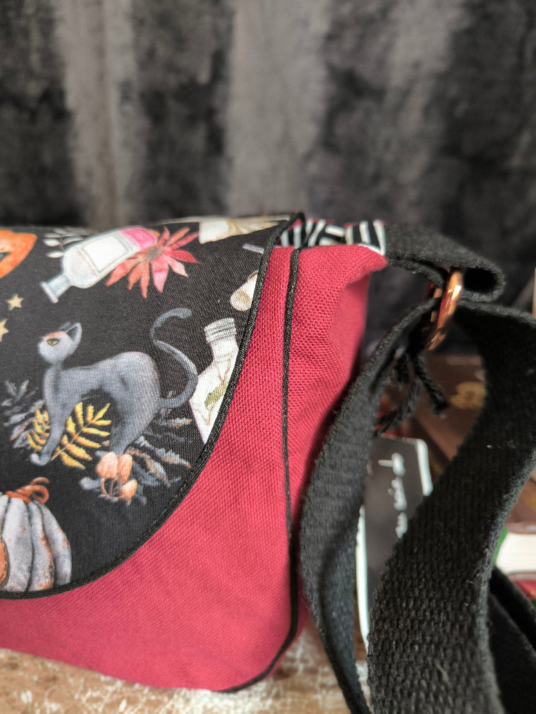 Sac besace sorcière bordeaux & noir – Pièce unique