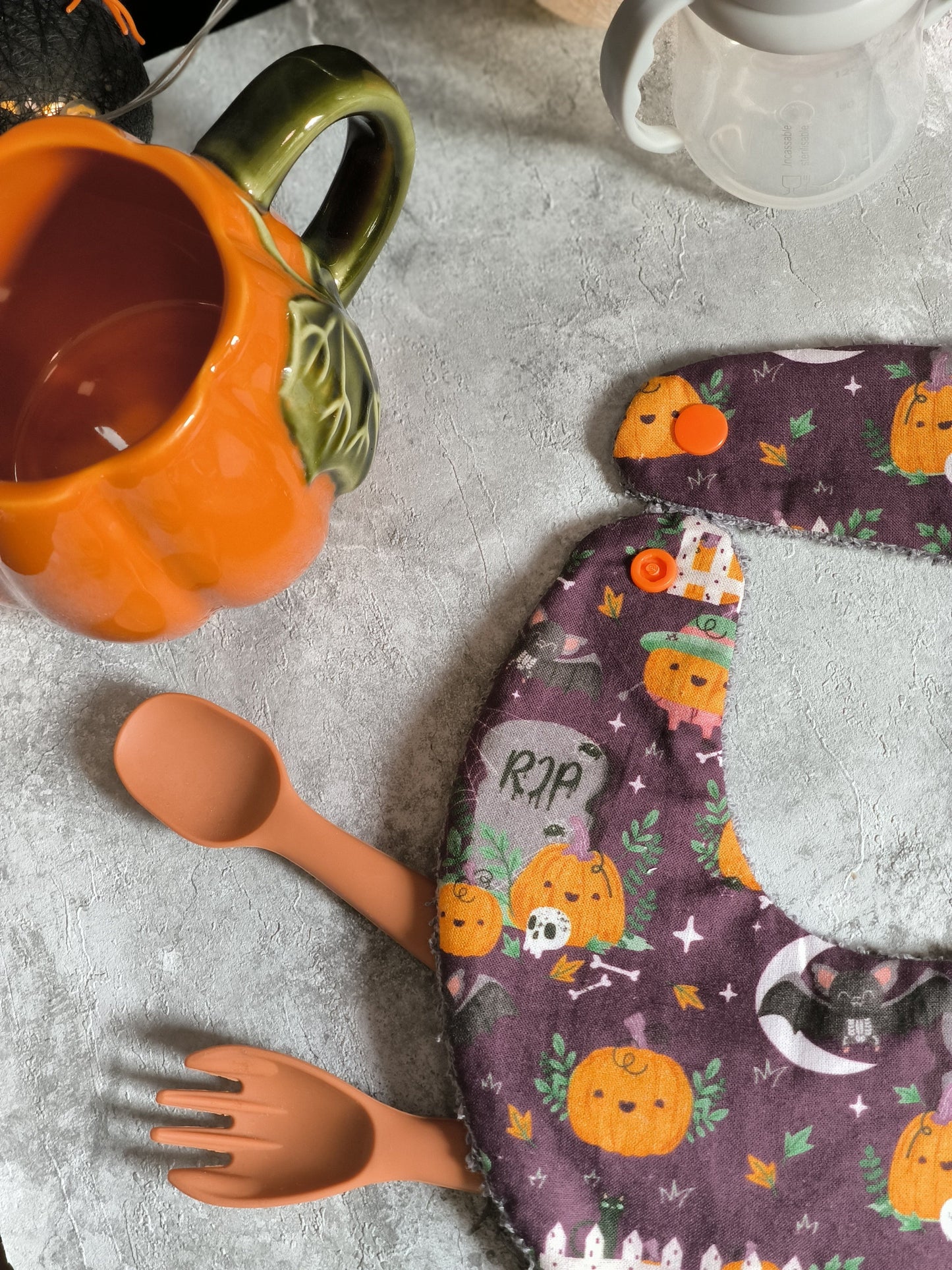Bavoir bébé "Cimetière et Citrouilles"