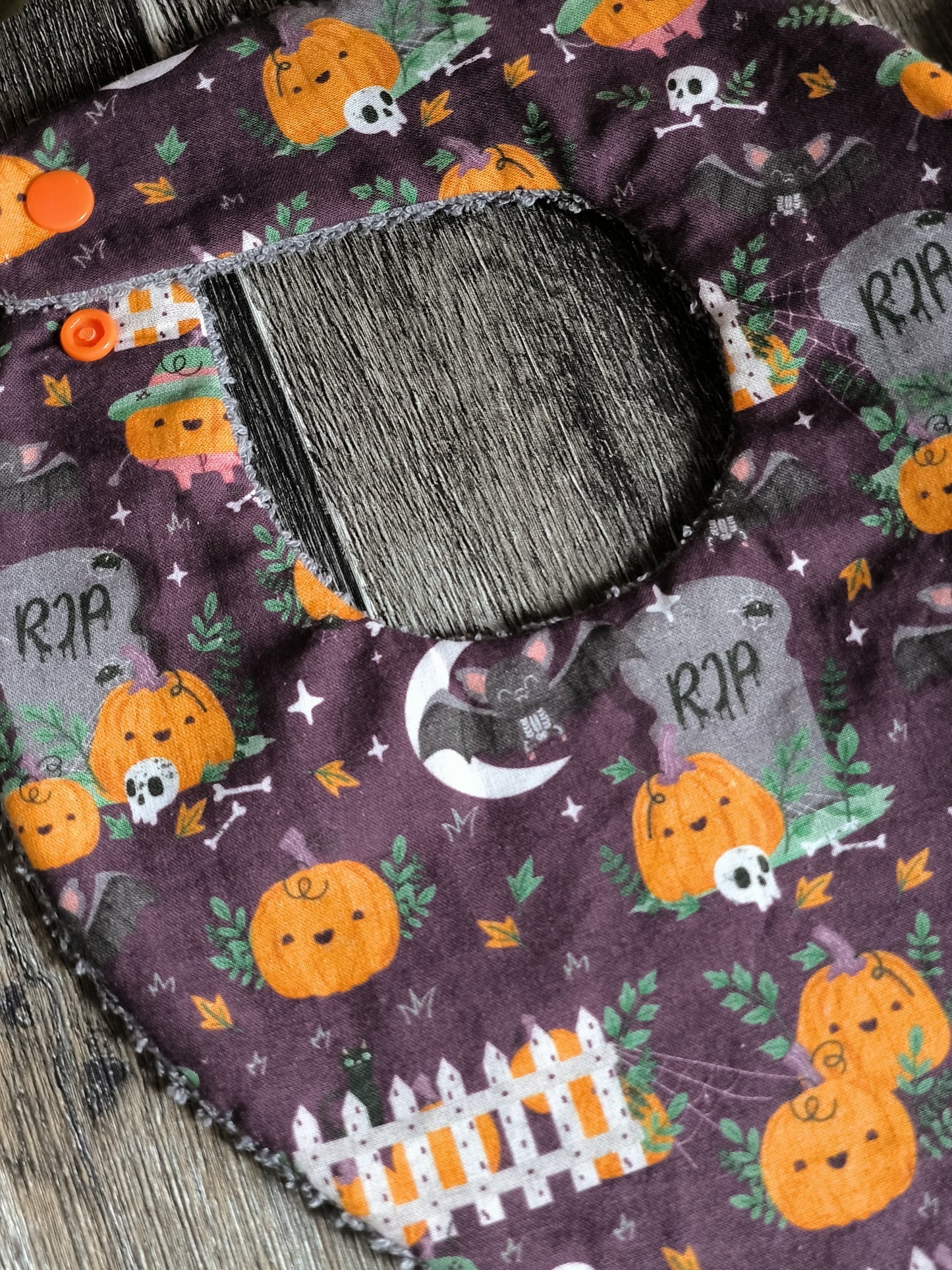 Bavoir bébé "Cimetière et Citrouilles"