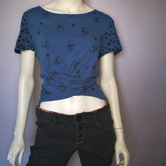 Tee-shirt croisé crânes bleutés T.L